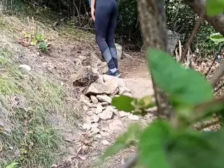 Bella Turista Mentre Piscia - Outdoor