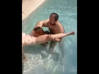 Rico Trio En La Piscina