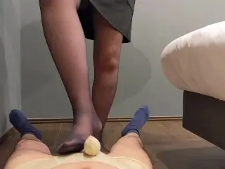 足でビンタされて踏み潰されてしまったペニス