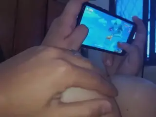 Mientras Ella Juega Con Su Celular Yo La Distraigo Tocándole Las Tetas Grandes que Tiene