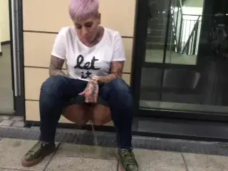Pissing an XXL Load in the Public Shopping Center !!