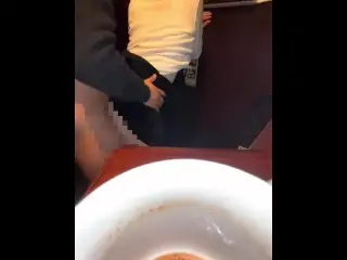 ネットカフェで立ちバック　「音聞こえちゃう…♡」