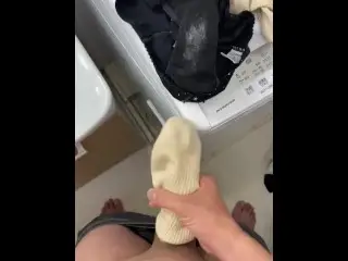 彼女が仕事で一日中履いていた臭い靴下をオナホールにして大量中出し