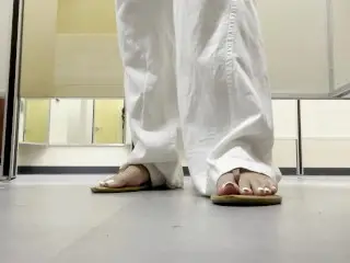 Sexy Feet in Changing Room Voyeur