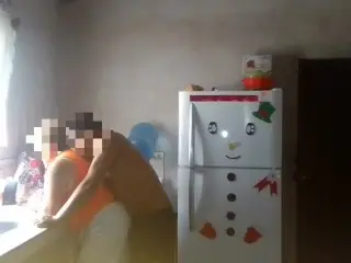 جارتي تركت باب شقتها مفتوح حتى دخلت عليها لإيتها عم تنظف الواني بالمطبخ وهي بدون ملابس 😍🔥🇪🇬