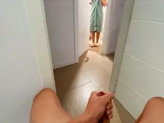 Dick Flash! Sorprendo a Mi Hermanastra En La Puerta Del Baño Masturbándome y me Hace Una Mamada