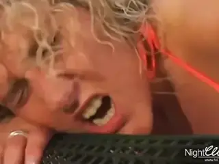 Blonde Bitch fickt den Poolboy