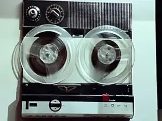 L'occhio dietro la parete (1977)