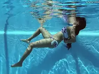 Andreina De Luxe in erotic underwatershow