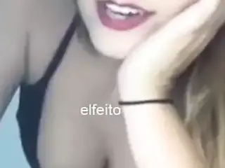 presumiendo sus tetas operadas