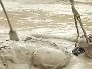 Deutsche Domina zwingt die dicktittige Sklavin in Schlamm!