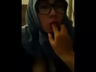 Hijab Muslim Girl Give a Blowjob