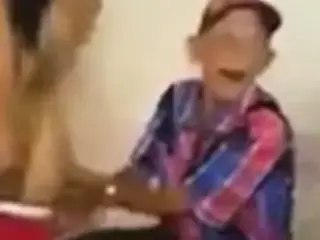 Cette allumeuse se laisse claquer le cul en public