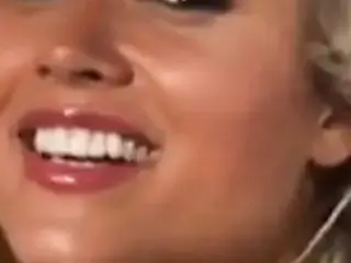 Loira linda e perfeita dona de um gatinho lindo
