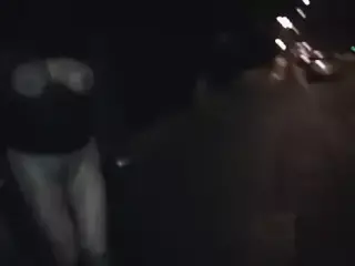 musulmane en niqab seins nus dansla rue