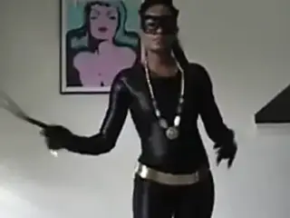 Une jolie blackette en cuir noir avec un fouet