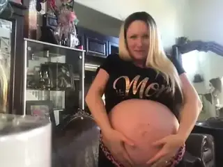 Baby Mama belly show off