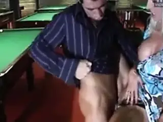 Blonde baise sur la table de billard