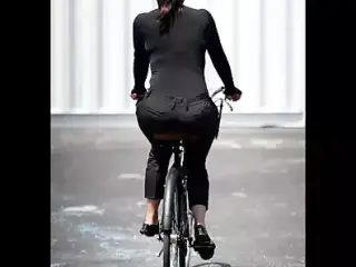 Women on bicycles (Mujeres en bicicleta)