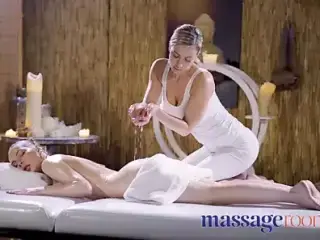 Massage Rooms Pussy eating and facesitting follows erotic