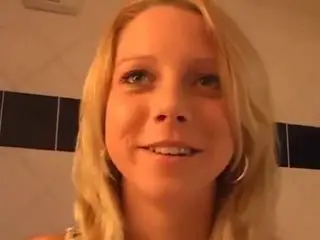 WALL Beauty Has A Lovely Fucking Bathtime !