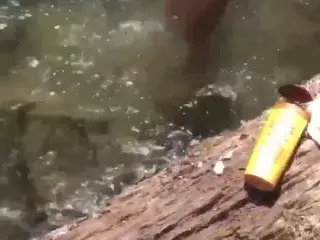 turkish derede yikanip sakso cekiyor