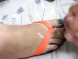 She let me jerk on her feet in flip flop