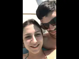 Su novio la manosea.