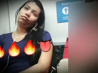 Gravidinha mirando o volume