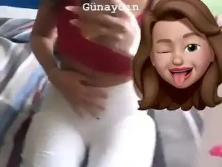 Melodi Azra instagramda costuruyor