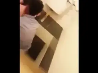 Kantoi kongkek dalam tandas karoke