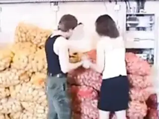 French - Une petite salope en GangBang au milieu des patates