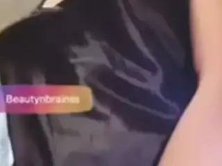 Negra de camisola sem calcinha