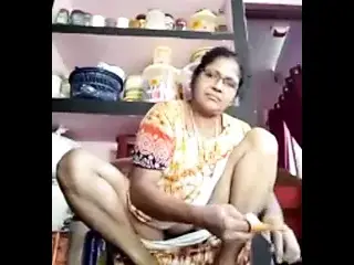 TIRUNELVELI TAMIL DELPHINE AUNTY SHOWING PUSSY HOLE