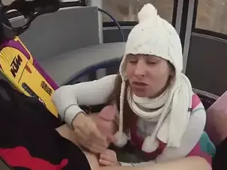 Rattiges Spermaluder lutscht im Skilift!