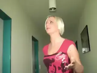 Ossi-Schlampe pisst in die Hotelpflanzen!