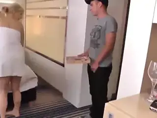 pizzaboy fuck german milf