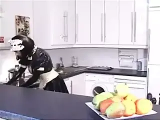 Mistress Sandra und ihre Gummi-Zofen