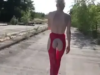 Magernutte draussen in den Arsch gefickt!