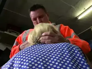 Dicke Milf fickt den Mechaniker um die Rechnung zu bezahlen