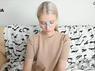 Little blonde Poppipi's cam