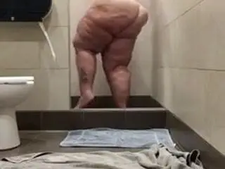 C00p3r taking a shower!!!