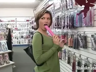 Hot amateur loves playing with her pink dildo