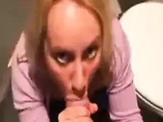 Kurzer Blowjob Besuch im Restaurant