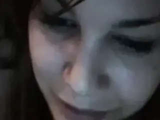 Elle se caresse et joue avec son gode a boules