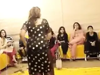 hot paki aunty dance at wedding..