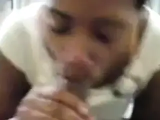 Dominicana rapando