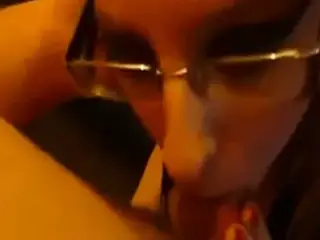 Salope a lunettes suceuse recoit le sperme sur sa gueule