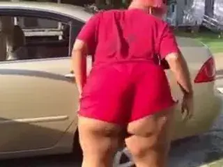 She makes dat azz have a seizure