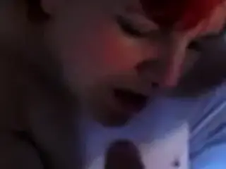 rothaareige schlampe lutscht  und schluckt